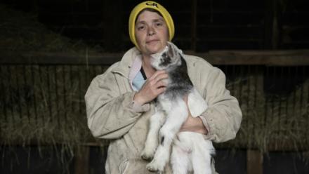L'agricultrice Dominique Raud pose pour une photo dans son exploitation à Herran, dans le département de la Haute-Garonne, le 13 avril 2026
