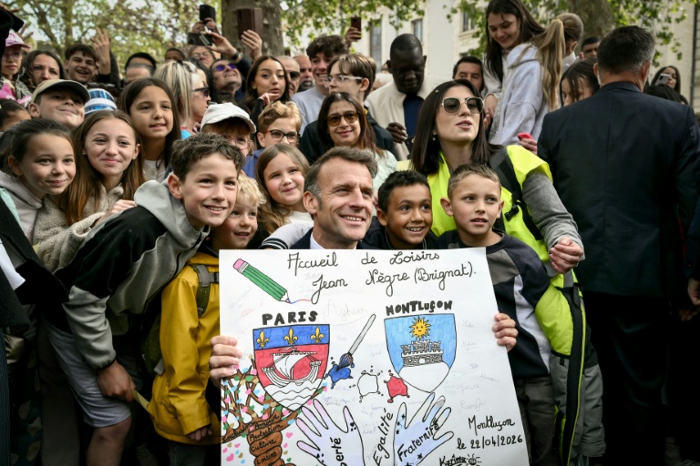 Le président Emmanuel Macron pose avec des écoliers à Montluçon, le 22 avril 2026 dans l'Allier