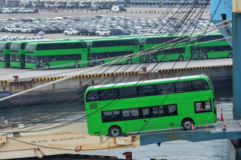 Des bus électriques Yutong, destinés à l'exportation, au port de Yantai, dans la province du Shandong, le 27 juillet 2026 dans l'est de la Chine