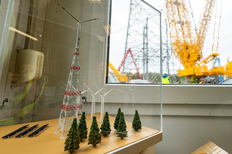 Un modèle réduit de la future plus haute éolienne du monde, à gauche, et à droite sa version grandeur réelle en construction, à Schipkau, en Allemagne le 13 mai 2026