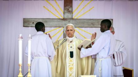 Le pape Léon XIV (c) célèbre la messe sur l'esplanade de Saurimo, le 20 avril 2026 en Angola