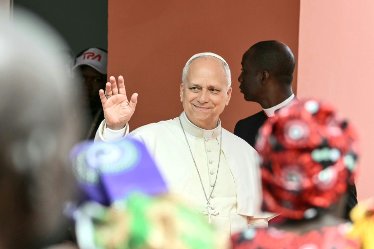 Le pape Léon XIV salue la foule à son arrivée à la maison des Petites Sœurs des Pauvres accueillant des personnes âgées défavorisées, le 20 avril 2026 à Saurimo, en Angola