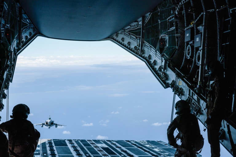 Un chasseur Rafale vole près d'un Airbus A400M au-dessus du détroit de la Sonde le 24 juillet 2024 lors de la mission française Pégase 2024