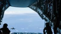 Un chasseur Rafale vole près d'un Airbus A400M au-dessus du détroit de la Sonde le 24 juillet 2024 lors de la mission française Pégase 2024