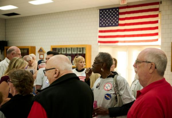 Des soutiens de Sherrod Brown, candidat au Sénat américain dans l'Ohio, le 26 septembre 2026 à Warren, aux Etats-Unis