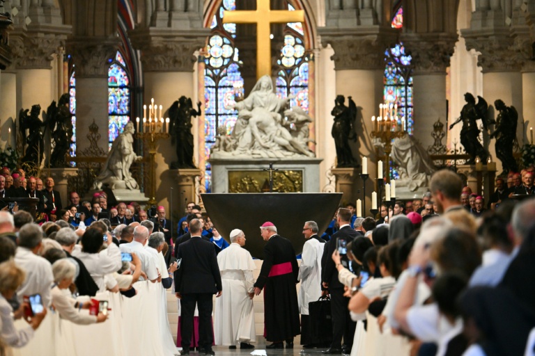 e pape Léon XIV arrive à la cathédrale Notre-Dame, où il est accueilli par l'évêque de Paris, Laurent Ulrich, le 25 septembre 2026
