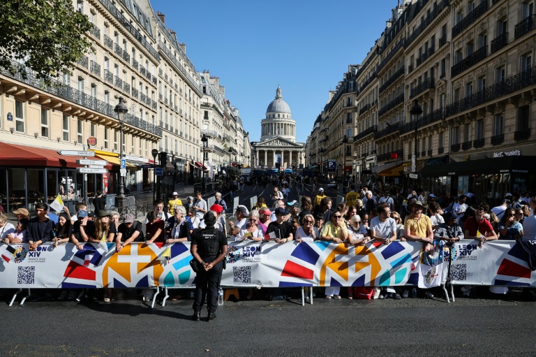 La foule dans l'attente du passage du pape Léon XIV devant le Panthéon, à Paris, le 25 septembre 2026