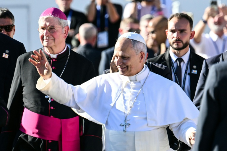 Le pape Léon XIV arrive à la cathédrale Notre-Dame, où il est accueilli par l'évêque de Paris, Laurent Ulrich, le 25 septembre 2026