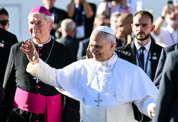 Le pape Léon XIV arrive à la cathédrale Notre-Dame, où il est accueilli par l'évêque de Paris, Laurent Ulrich, le 25 septembre 2026