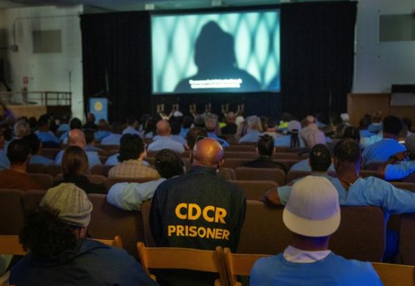 Des prisonniers et des invités assistent à une projection dans le cadre du festival du film de San Quentin, à la prison de San Quentin, en Californie, le 24 octobre 2025