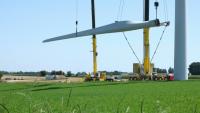 Des employés d'Engie démontent une éolienne en vue de la rénovation du parc éolien à Fienvillers, dans la Somme, le 27 mai 2026