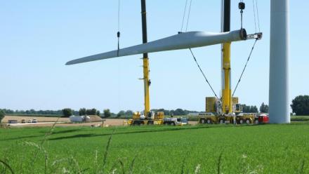 Des employés d'Engie démontent une éolienne en vue de la rénovation du parc éolien à Fienvillers, dans la Somme, le 27 mai 2026