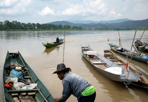 Le pêcheur Somdet Singthong pousse son bateau dans le Mékong, près de Chiang Saen, dans le nord de la Thaïlande, le 4 juin 2026