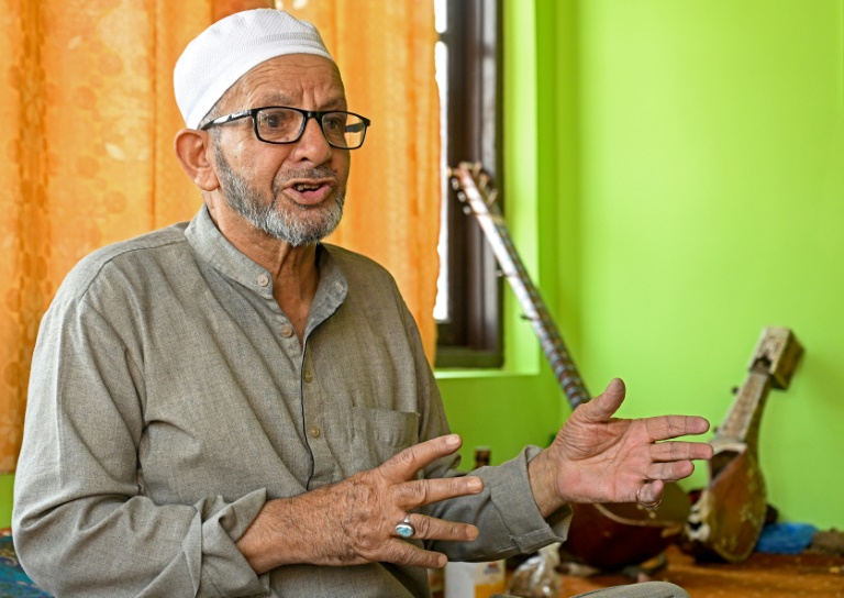 L'artisan Ghulam Mohammad Zaz dans son atelier à Srinagar, le 23 septembre 2025 au Cachemire indien