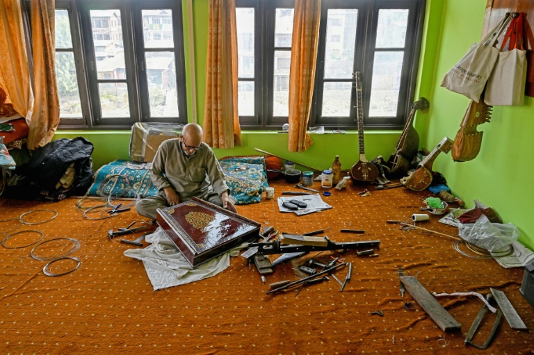 L'artisan Ghulam Mohammad Zaz fabrique un santour, un instrument à cordes ancestral, dans son atelier à Srinagar, le 23 septembre 2025 au Cachemire indien