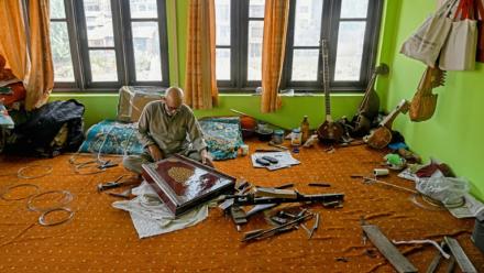 L'artisan Ghulam Mohammad Zaz fabrique un santour, un instrument à cordes ancestral, dans son atelier à Srinagar, le 23 septembre 2025 au Cachemire indien