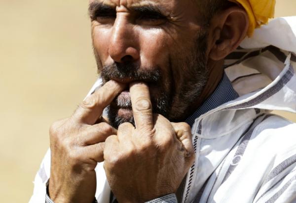 Un habitant du hameau d'Imzerri utilise la pratique ancienne du langage sifflé, permettant de communiquer à travers de vastes distances, le 19 août 2025 dans les montagnes de l'Atlas, au Maroc