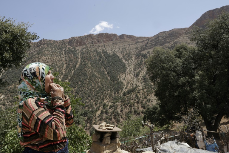 Une habitante du hameau d'Imzerri utilise la pratique ancienne du langage sifflé, permettant de communiquer à travers de vastes distances, le 19 août 2025 dans les montagnes de l'Atlas, au Maroc