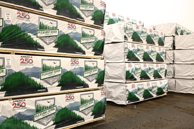 Du bois d'œuvre prêt à être expédié à la scierie Pleasant River Lumber, à Enfield, dans le Maine, le 13 octobre 2026, aux Etats-Unis