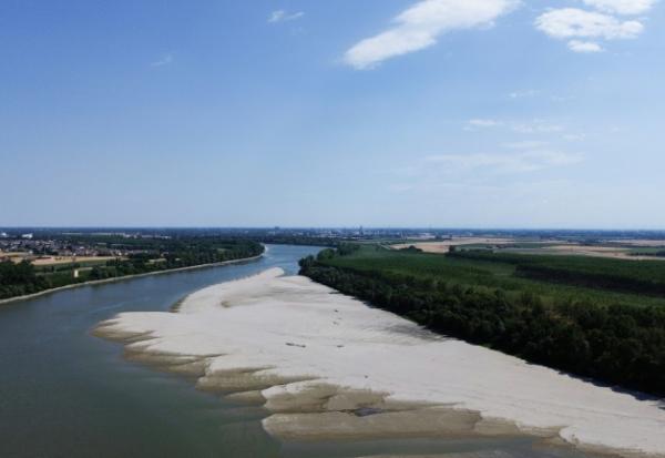 Vue aérienne d'un banc de sable sur le fleuve Pô à Pontelagoscuro, dans le nord-est de l'Italie, le 25 juin 2026