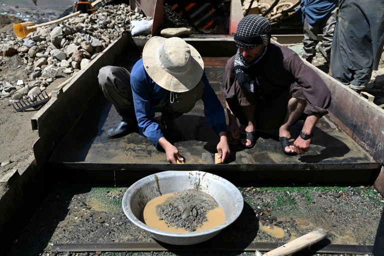 Des mineurs afghans extraient de l'or dans la zone de Shiwa, en Aghanistan, le 28 juillet 2026