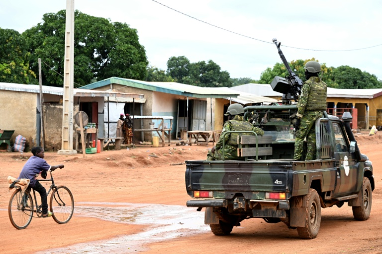 Des soldats ivoiriens en patrouille à Bole, près de la frontière avec le Burkina Faso, le 9 octobre 2025 en Côte d'Ivoire