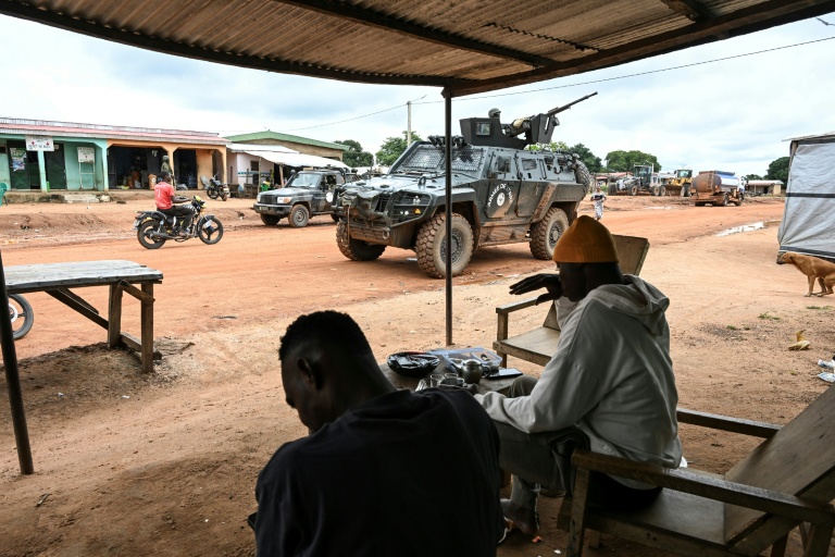 Des soldats ivoiriens en patrouille à Tougbo, près de la frontière avec le Burkina Faso, le 9 octobre 2025 en Côte d'Ivoire