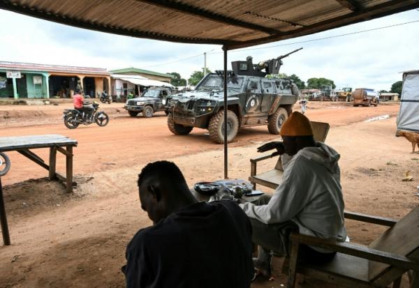 Des soldats ivoiriens en patrouille à Tougbo,  près de la frontière avec le Burkina Faso, le 9 octobre 2025 en Côte d'Ivoire