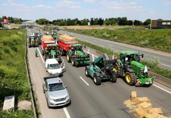 Des agriculteurs bloquent l'autoroute A1 avec des tracteurs près de Lille, pour réclamer des assouplissements le 19 mai 2025