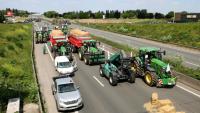 Des agriculteurs bloquent l'autoroute A1 avec des tracteurs près de Lille, pour réclamer des assouplissements le 19 mai 2025