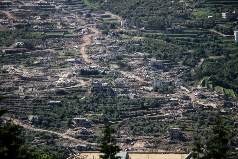 Des maisons rasées et des structures détruites par l'armée israélienne dans le village de Beit Lif, dans le district de Bint Jbeil, au sud du Liban, le 22 avril 2026