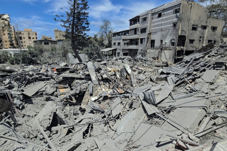 Les débris d'un immeuble après une frappe aérienne israélienne dans le village de Maʿshūq, au sud du Liban, le 19 mai 2026