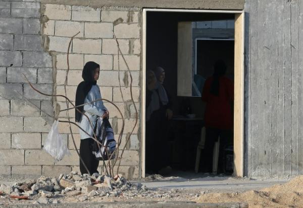 Une écolière devant la nouvelle école toujours en chantier de Borj Qalaouiyé, après la destruction du bâtiment précédent par une frappe israélienne, lors de la rentrée des classes dans le sud du Liban, le 24 septembre 2026