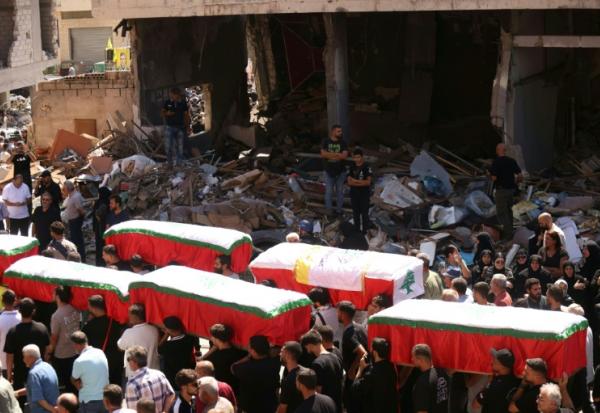 Les funérailles de victimes d'une frappe aérienne israélienne ayant visé le village de Kfar Remmane la veille, dans le sud du Liban, le 8 septembre 2026