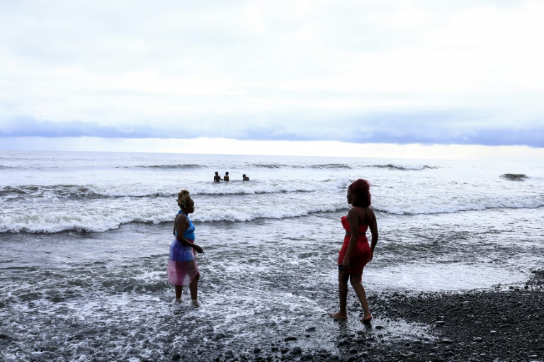 Des touristes sur la plage près de l'hôtel Seme Beach à Limbé, le 4 octobre 2025 au Cameroun
