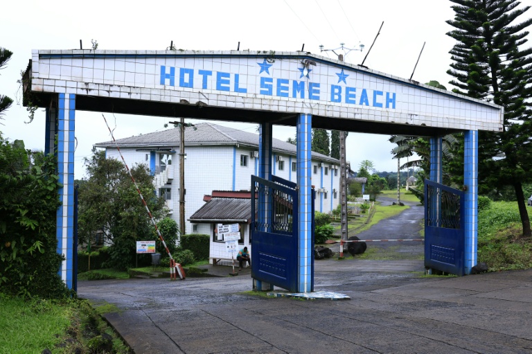 L'entrée de l'hôtel Seme Beach à Limbé, le 4 octobre 2025 au Cameroun