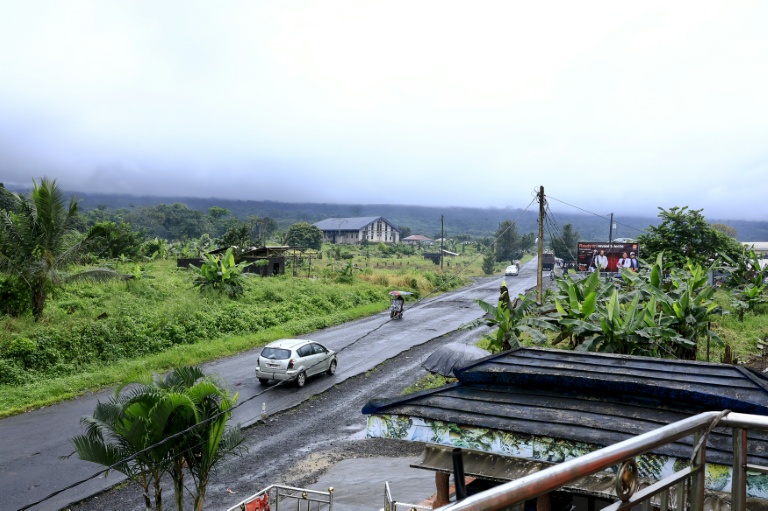 La route principale du village côtier d'Idenau vue depuis une chambre de l'hôtel All Eyes On Me, le 4 octobre 2025 au Cameroun
