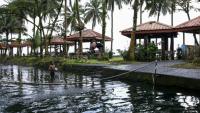 Un touriste dans la piscine de l'hôtel Seme Beach, à Limbé, le 4 octobre 2025. Les touristes se font rares, effrayés par le conflit qui secoue la partie anglophone du Cameroun, mais la ville tente de maintenir le cap, malgré les tensions à l'approche de la présidentielle du 12 octobre