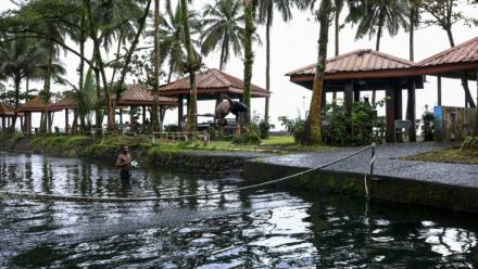 Un touriste dans la piscine de l'hôtel Seme Beach, à Limbé, le 4 octobre 2025 au Cameroun
