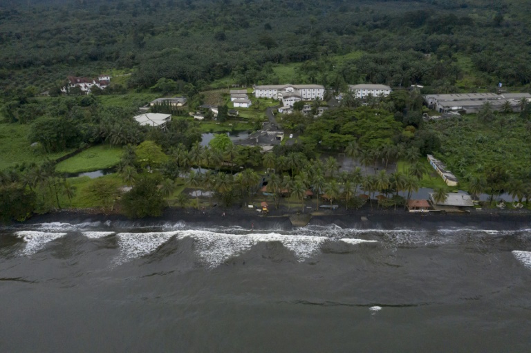 Vue aérienne de l'hôtel Seme Beach à Limbé, le 4 octobre 2025 au Cameroun