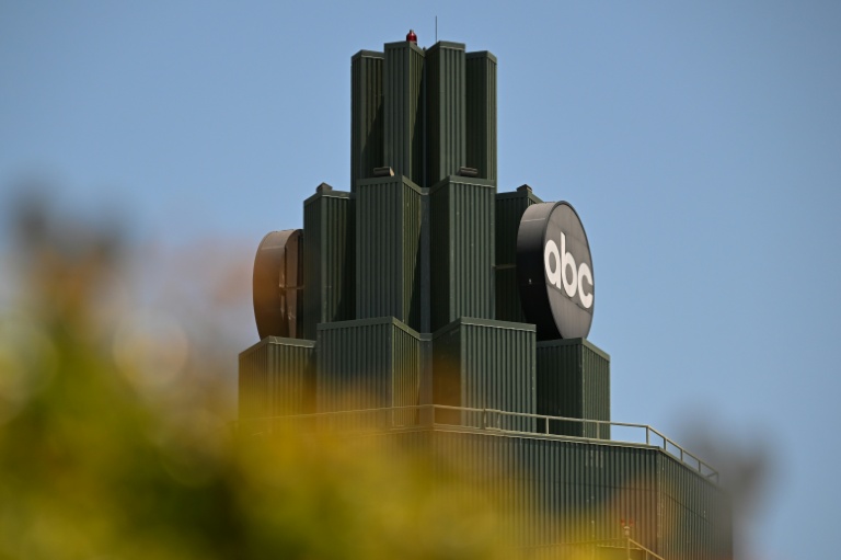 Le logo de la chaîne de télévision ABC sur un bâtiment des studios Walt Disney Studios à Burbank, en Californie, le 2 juin 2025