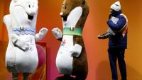 Les hermines Milo (d) et Tina, mascottes des Jeux olympiques de Milan-Cortina, à Cortina d’Ampezzo avant le dernier relais de la flamme olympique dans la ville, le 26 janvier 2026