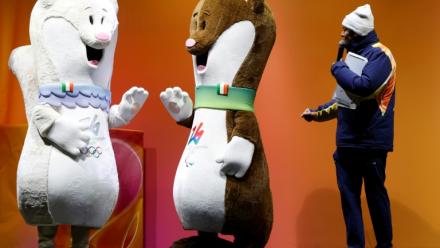 Les hermines Milo (d) et Tina, mascottes des Jeux olympiques de Milan-Cortina, à Cortina d’Ampezzo avant le dernier relais de la flamme olympique dans la ville, le 26 janvier 2026