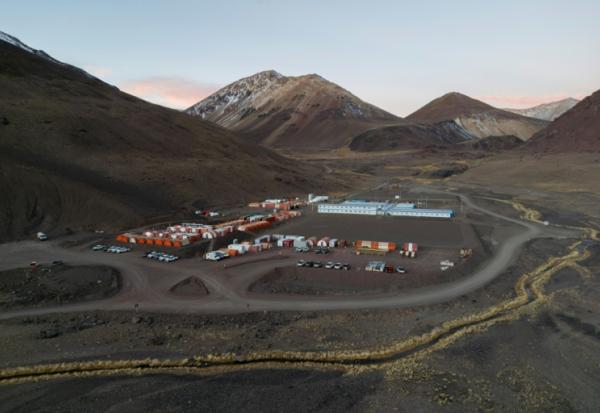 Vue aérienne du campement du projet de mine de cuivre Los Azules, situé dans la cordillère des Andes à Calingasta, dans la province de San Juan, en Argentine, le 21 avril 2026