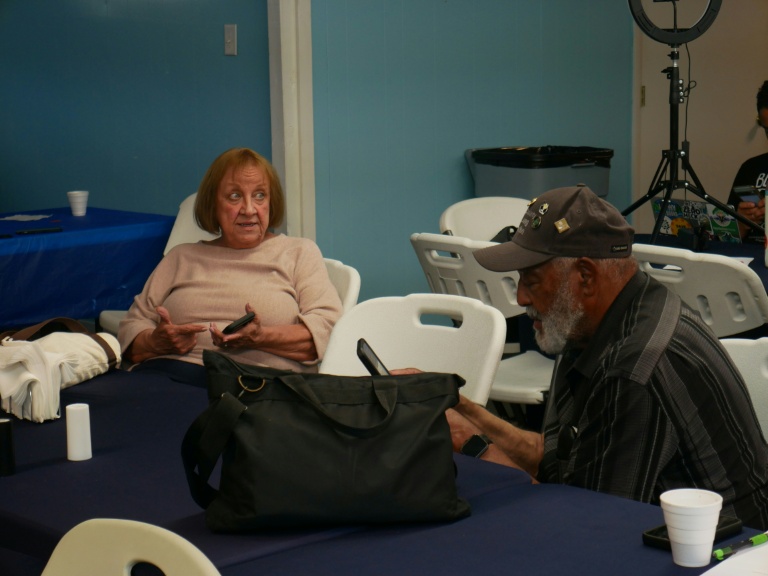 Debbie Wills, coordinatrice du Black Lung Program au Valley Health System, et Gary Hairston (d), président d'une association nationale de défense des mineurs malades,  lors d'une réunion, le 13 août 2026 à Cabin Creek, en Virginie-Occidentale
