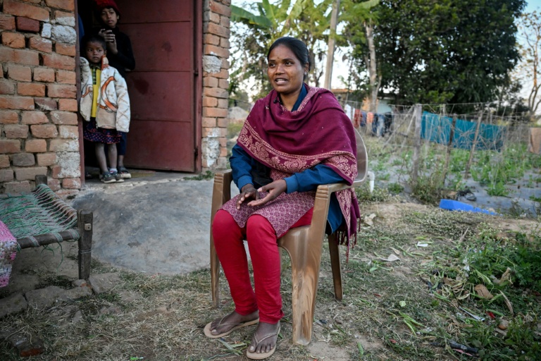 Chandmani Kerketta, spécialiste de l'annotation de données par IA, lors d'un entretien avec l'AFP à Parchuttu, dans l'État du Jharkhand, le 15 janvier 2026 en Inde