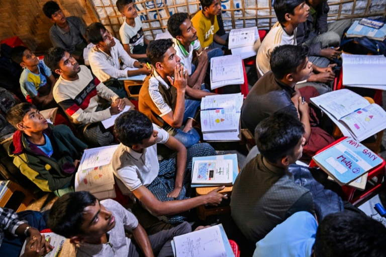Des réfugiés rohingyas dans une salle de classe bondée d'un centre éducatif de fortune au camp de réfugiés de Kutupalong, le 17 décembre 2025  à Ukhia, au Bangladesh