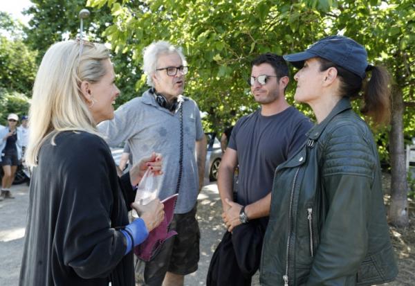 De gauche à droite l'actrice belge Veerle Beatens, le réalisateur Pierre Leccia, l'acteur Denis Pierinelli et l'actrice Véronique Volta sur le tournage de "Plaine orientale" à Furiani, en Corse, le 6 juillet 2023
