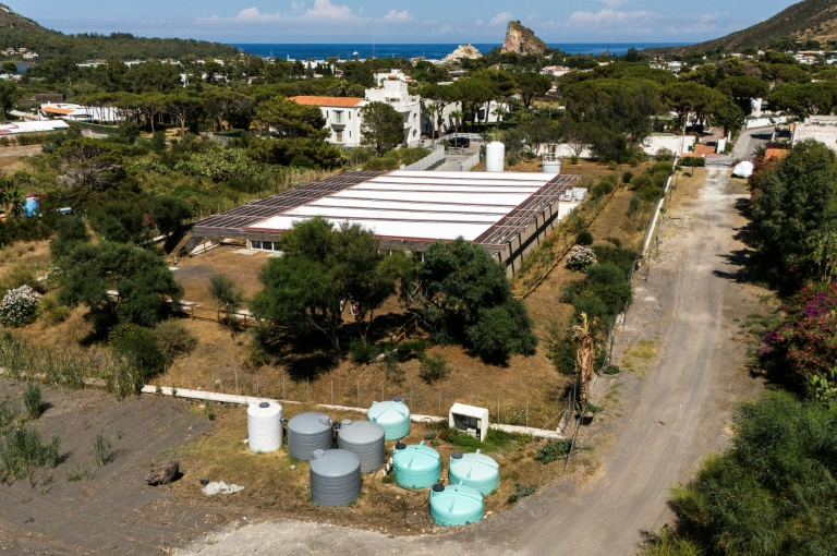 Vue aérienne des réservoirs d'eau potable et d'eau de mer près de l'usine de dessalement sur l'île de Vulcano, dans l'archipel des Éoliennes, au large de la Sicile, le 9 juillet 2026