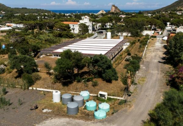 Vue aérienne des réservoirs d'eau potable et d'eau de mer près de l'usine de dessalement sur l'île de Vulcano, dans l'archipel des Éoliennes, au large de la Sicile, le 9 juillet 2026